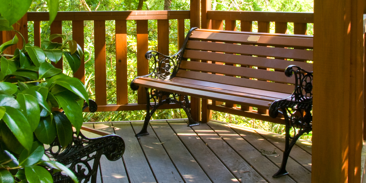 ławka-ogrodowa-ochrona-drewna-Tikkurila-Valtti