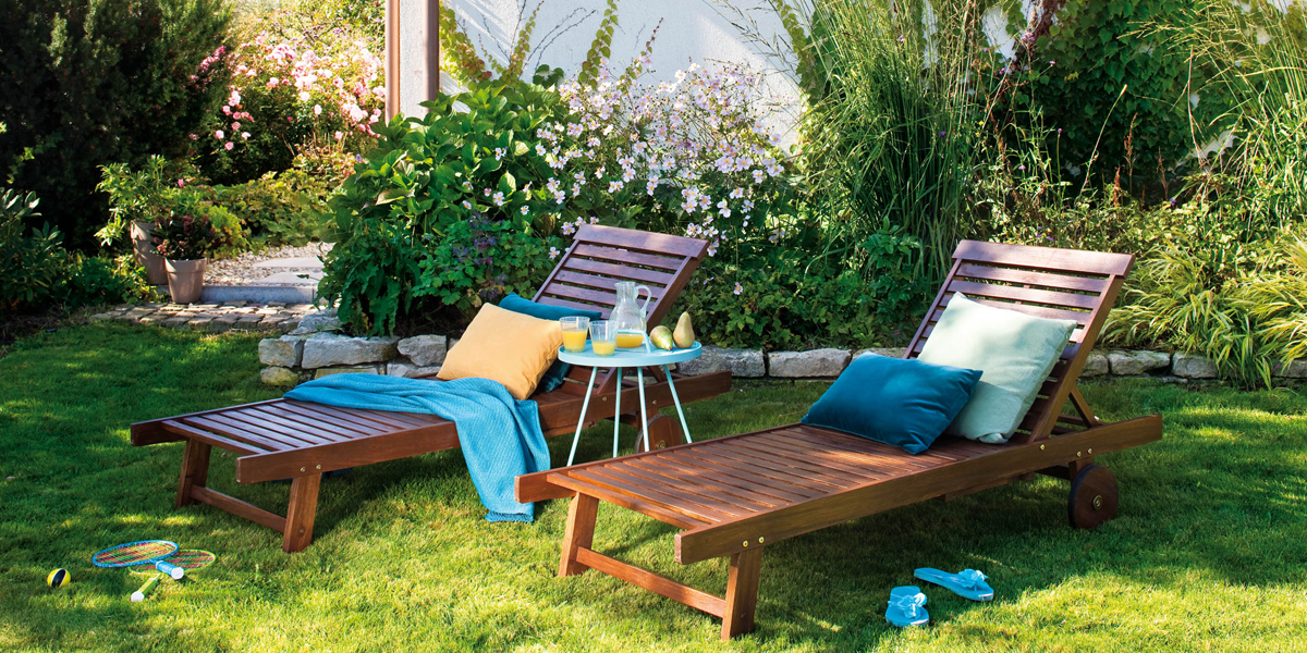 sundeck-chairs-in-garden
