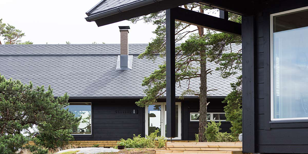 drewniana-fasada-pomalowana-Tikkurila-Valtti-Opaque-kolor-czarny